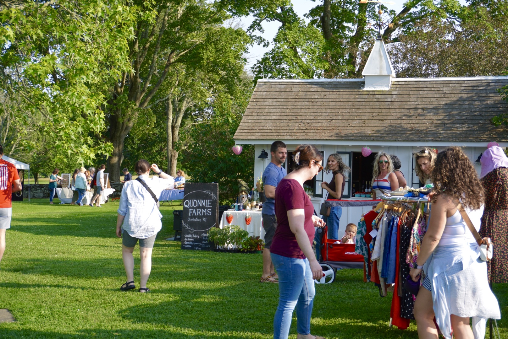 picture of an evening market 